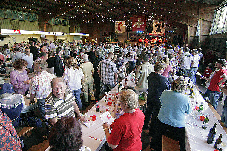 Schweizerpsalm: Rund 300 Besucher genossen die wiederbelebte Münchensteiner 1.-August-Feier in der Festhalle Au. Foto: Lukas Hausendorf
