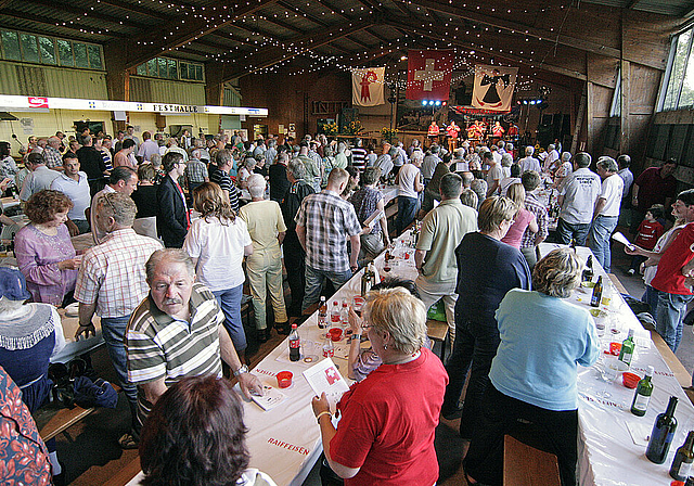 Schweizerpsalm: Rund 300 Besucher genossen die wiederbelebte Münchensteiner 1.-August-Feier in der Festhalle Au. Foto: Lukas Hausendorf
