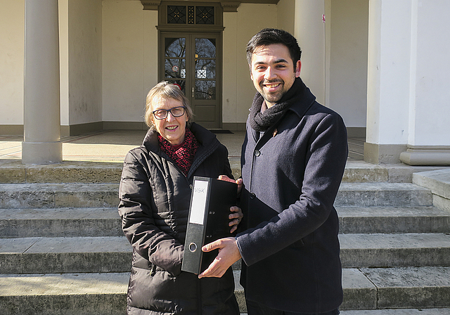 Übergabe der Dossiers: Hanni Huggel und Adil Koller.  Foto: Oliver Sterchi