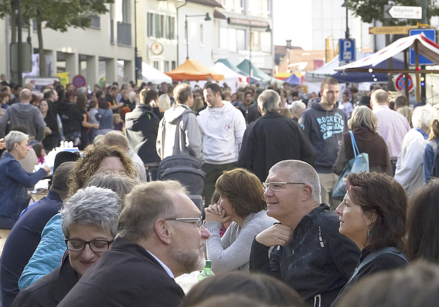 Aescher Festgemeinde: Wieder einmal war das ganze Dorf auf den Beinen – oder sass auf den vielen Langbänken.  Fotos: Claudia Schreiber