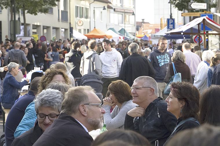 Aescher Festgemeinde: Wieder einmal war das ganze Dorf auf den Beinen – oder sass auf den vielen Langbänken.  Fotos: Claudia Schreiber