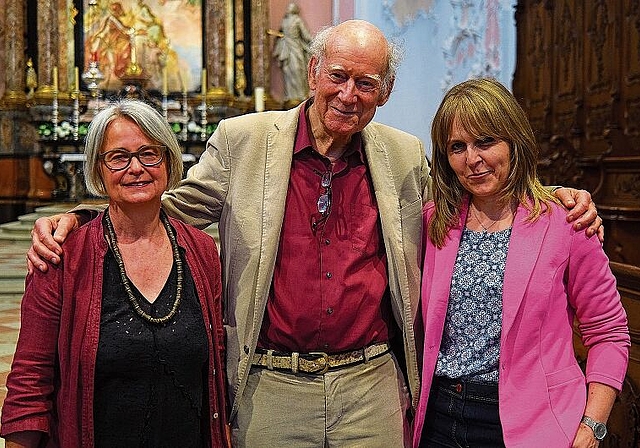 Zu Besuch im Dom: Franz Hohler mit der frisch pensionierten Kathi Jungen (links) und Monika Gschwind. Foto: Jay Altenbach