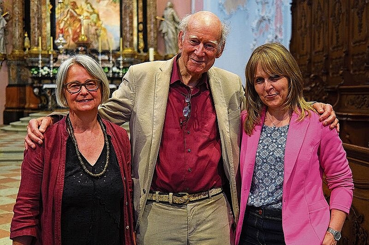 Zu Besuch im Dom: Franz Hohler mit der frisch pensionierten Kathi Jungen (links) und Monika Gschwind. Foto: Jay Altenbach