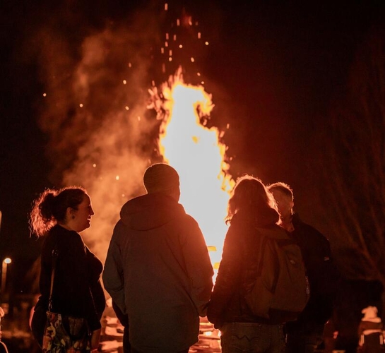 Wärmend: Das grosse Feuer lockte die Gäste an.