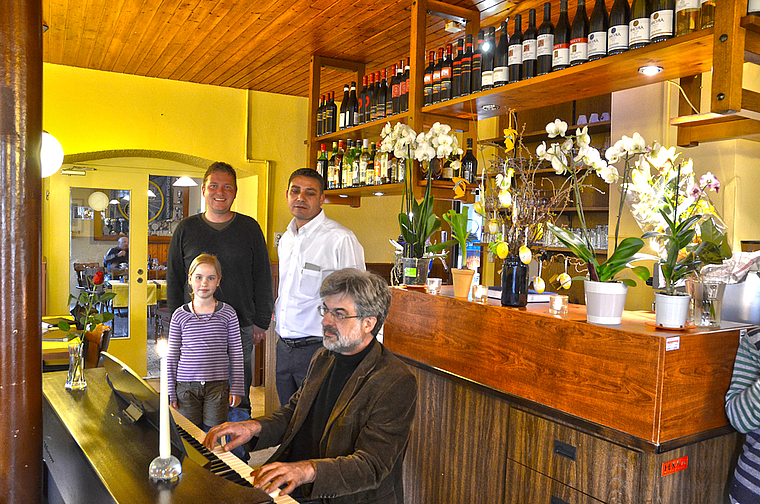 Engagiert: Rüdiger Feind mit Tochter und Thomas Brunschweiler am Piano sind zurzeit die Gruppe «Kultur im Oepfelsee», welche im Restaurant Oepfelsee zusammen mit Pächter Abuzer Aksoy Events organisieren.  Foto: Jay Altenbach