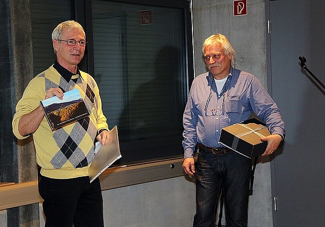 Nachteile der Globalisierung: Martin Roth und Roland Engesser machen sich Sorgen wegen der Eschenwelke. Foto: Gini Minonzio 