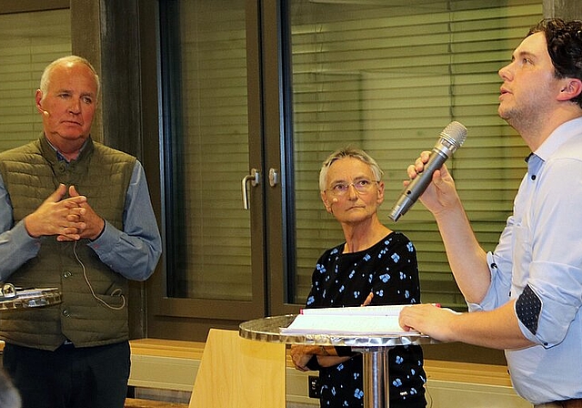 <em>Versuchen Unsicherheiten und Missverständnisse zu klären: </em>Moderator Linus-Marcello Schumacher (l.), Erika Preisig, Präsidentin der Stiftung «Eternal Spirit», und Gemeinderat Domenik Schuppli. Foto: Gaby Walther