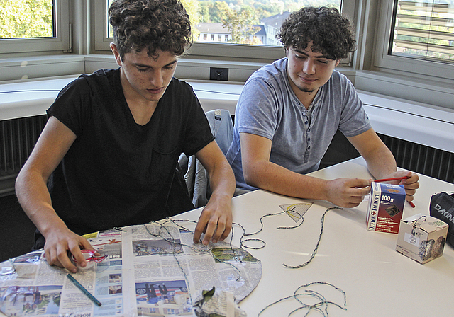 Konstruktionsphase: Valerio Job und Axel Carroll (rechts) bauen ihren Fallschirm «Schleudersitz 2000».  Foto: Tobias Gfeller