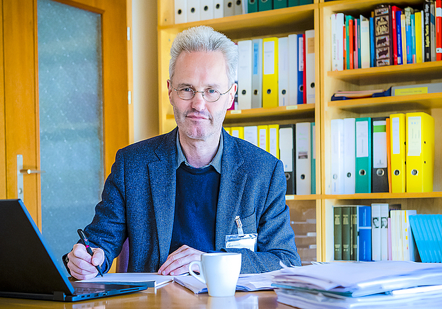 Verschiedene Therapieverfahren: Der ärztliche Leiter der Klinik Arlesheim, Lukas Schöb, kennt auch ergänzende Methoden, die zur Linderung bei Lungenkrankheiten beitragen.  Foto: Christian Jaeggi