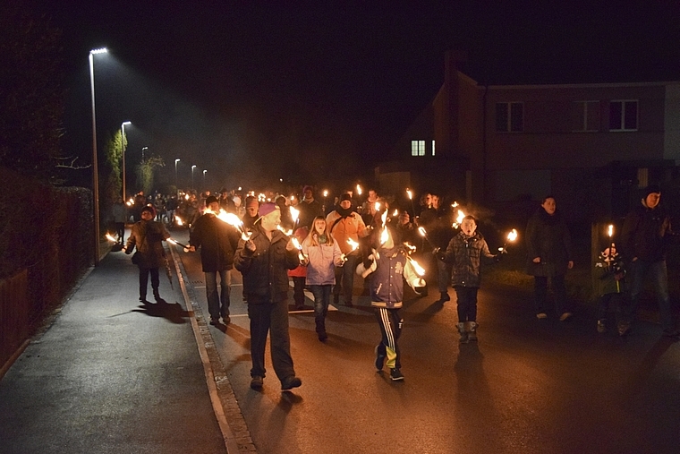 Fackelträger: Der Weg vom Mühleplatz auf den Chatzebuggel wurde vom Fackelzug erhellt.  Foto: ZVG