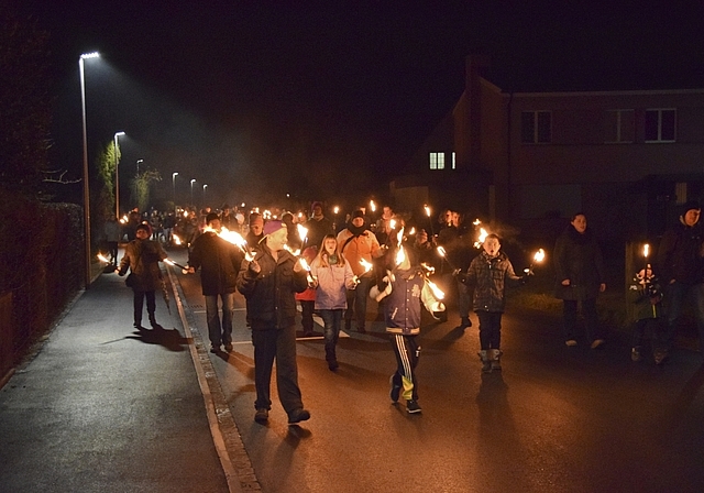 Fackelträger: Der Weg vom Mühleplatz auf den Chatzebuggel wurde vom Fackelzug erhellt.  Foto: ZVG