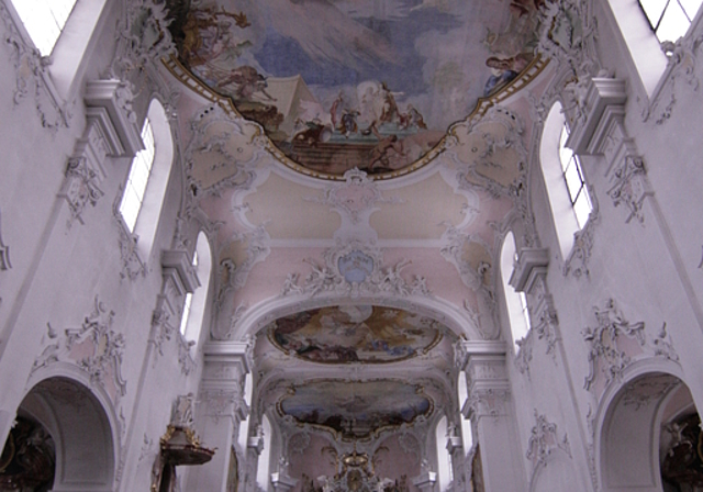 Sanierungsbedürftig: Der Innenraum des 1681 fertiggestellten Doms. Von der Decke des Hauptschiffs droht sich wegen Spannungsrissen der Verputz zu lösen.  Foto: Lukas Hausendorf