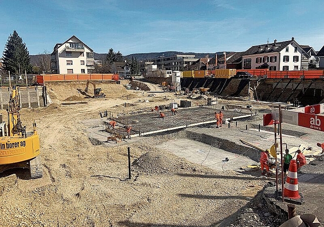 Im Bau: An der Ecke Bruggstrasse/Hauptstrasse entsteht eine neue Siedlung – weitere werden folgen. Foto: Caspar Reimer