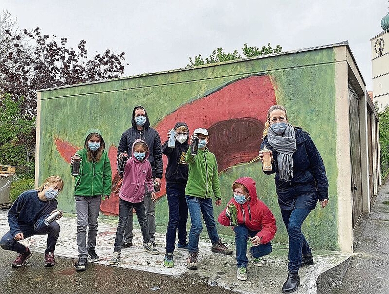 Das Werk ist vollendet: Zum Abschluss des Graffiti-Workshops entstand an der tristen Garagenwand auf dem Areal der Primarschule eine etwa vier Meter lange Unterwasserwelt, im Blickfang ein Wal. Foto: Marianne Vetter