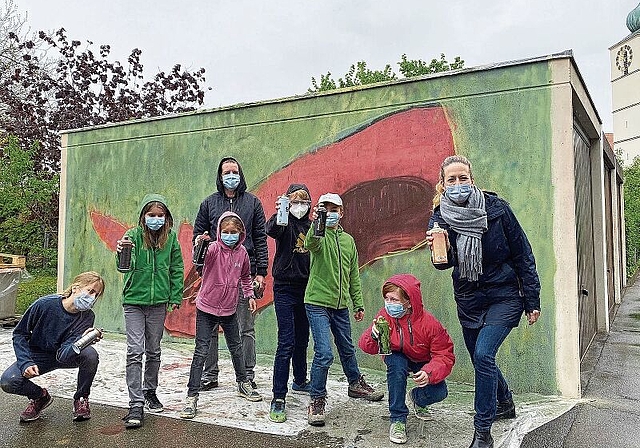 Das Werk ist vollendet: Zum Abschluss des Graffiti-Workshops entstand an der tristen Garagenwand auf dem Areal der Primarschule eine etwa vier Meter lange Unterwasserwelt, im Blickfang ein Wal. Foto: Marianne Vetter