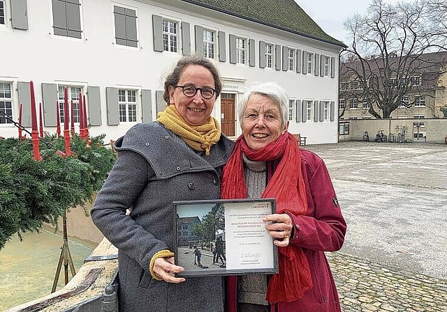 Ausgezeichnet: Rita Hagenbach (links) und Marie Regez präsentieren stolz die Gewinnerurkunde auf dem Domplatz. Foto: Caspar Reimer