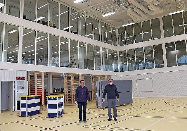 Einblick in die Turnhalle: Guido Rabaglio (r.), ehemaliger Schulleiter, begleitete das Projekt Neubau von Anfang an. Schulleiter Gaston Caviezel freut sich, endlich vom alten ins neue Schulhaus umzuziehen. Fotos: Gaby Walther
