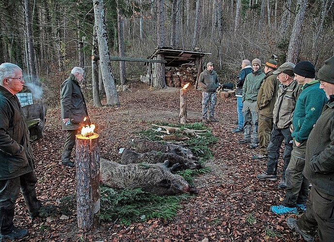 Nach erfolgreichem Jagdtag: Die erlegten Tiere werden mit einem Ritual geehrt. Fotos: Martin Staub
