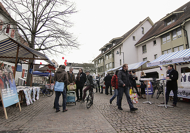 Politmärt: Am vergangenen Samstag machten die Arlesheimer Parteien beim Postplatz Werbung für ihre Kandidatinnen und Kandidaten. Foto: Lukas Hausendorf