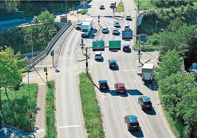 Ungeeignet: Die Verhältnisse auf der stark befahrenen Bruggstrasse über die Autobahn A18 sind für Fahrradfahrende gefährlich. Foto: zVg