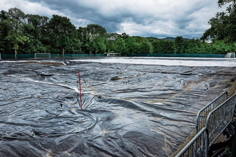 Schutz: Der Trainingsplatz des FC Basel ist mit Plastik abgedeckt, damit die Engerlinge im Rasen absterben. Foto: Kenneth Nars