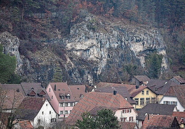 Schutzbauten Dorfholle: In diesen Tagen wird damit begonnen. Es ist eine Investition von einer halben Million Franken. Foto: Martin Staub