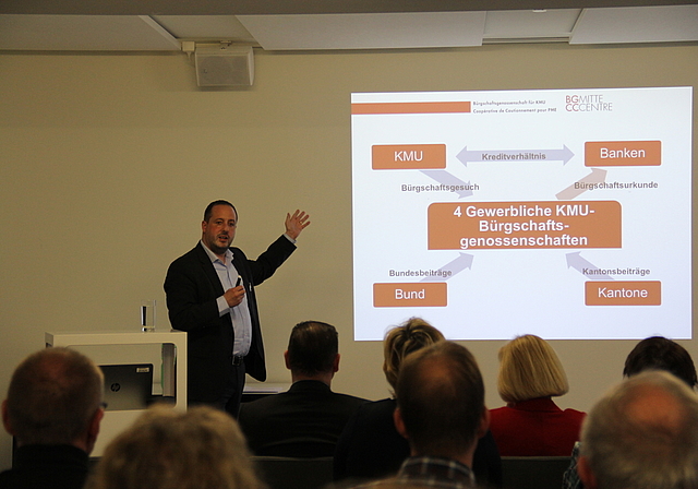 So funktioniert eine Bürgschaft: Dieter Baumann referiert im Business Parc Reinach über Möglichkeiten einer Unternehmensfinanzierung. Foto: Tobias Gfeller