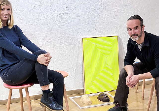 Teamarbeit: Katharina Oehler und Andreas Renz auf ihrer «Hocker Design Linie» in der Trotte Arlesheim. Foto: Marianne Vetter