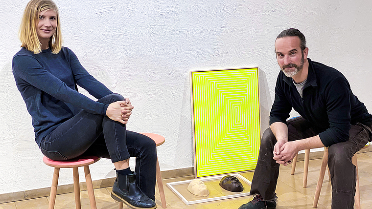 Teamarbeit: Katharina Oehler und Andreas Renz auf ihrer «Hocker Design Linie» in der Trotte Arlesheim. Foto: Marianne Vetter