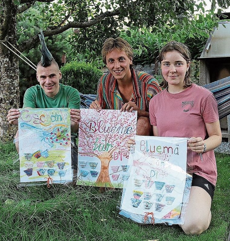 Im Kleinen etwas bewegen: Louis Forstner, Alessio Spano und Elona Lisser gestalteten Plakate mit Samentüten zum Mitnehmen und Säen. Foto: Gaby Walther