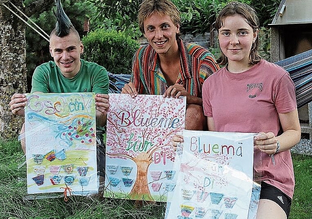 Im Kleinen etwas bewegen: Louis Forstner, Alessio Spano und Elona Lisser gestalteten Plakate mit Samentüten zum Mitnehmen und Säen. Foto: Gaby Walther