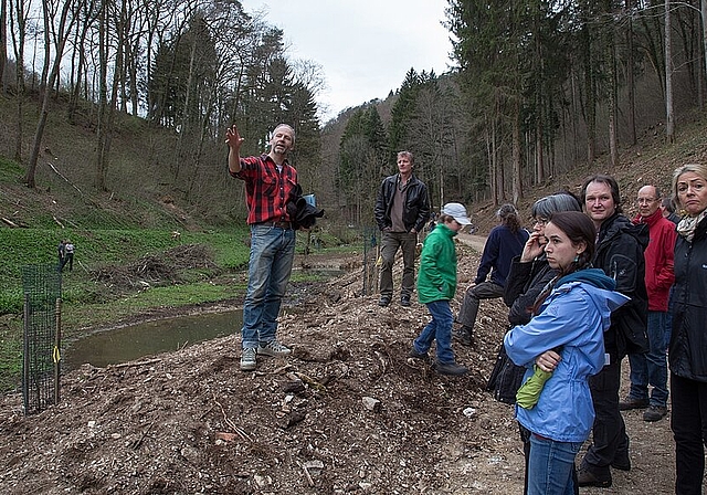 Führung durch das Brunnenbachtal: Felix Berchten (l.) erklärt den Teilnehmenden das gut gestartete Projekt. Fotos: Martin Staub 
