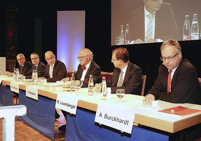 Auf dem Podium: Die Regierungsräte Christoph Brutschin und Thomas Weber, Philipp Hammel, Klaus Endress, Matthias Leuenberger und Andreas Burckhardt.  Foto: Paul Wichert