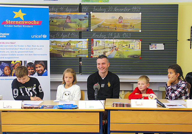 Pressekonferenz mal anders: Luca, Lara, Yannik und Leticia löcherten Alex Frei über seine Karriere, seine Schulzeit und über seine Vorlieben bei Autos – der Fussballstar stand gerne Rede und Antwort.  Foto: Tobias Gfeller