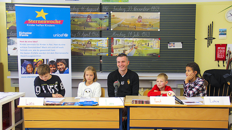 Pressekonferenz mal anders: Luca, Lara, Yannik und Leticia löcherten Alex Frei über seine Karriere, seine Schulzeit und über seine Vorlieben bei Autos – der Fussballstar stand gerne Rede und Antwort.  Foto: Tobias Gfeller