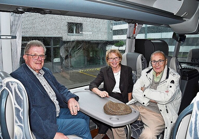 Prominente Tourguides (v.l.): Cyrill Thummel, Marianne Hollinger und Werner Schmid laden ein, im Luxusbus auf Reisen zu gehen. Foto: Bea Asper