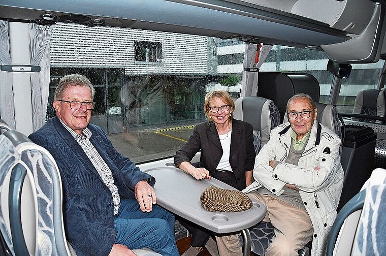 Prominente Tourguides (v.l.): Cyrill Thummel, Marianne Hollinger und Werner Schmid laden ein, im Luxusbus auf Reisen zu gehen. Foto: Bea Asper