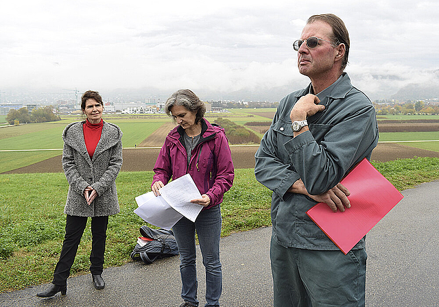 Wehren sich gemeinsam: Bauer Ueli Siegenthaler und die Vogelschützerinnen Gabriela Schmidt (links) und Susanne Brêchet, Schönthal.  Foto: AZ Medien