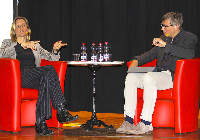 China im Herzen: Die langjährige SRF-Korrespondentin Barbara Lüthi erzählt im Gespräch mit Moderator Matthias Zehnder von ihren Erfahrungen im Reich der Mitte.  Foto: Tobias Gfeller