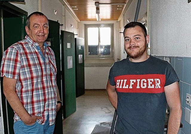 Möglicher Wohnraum: Burgerpräsident Marcel Jermann (l.) und Burgerrat Luca Ongaro, zuständig Liegenschaften/Unterhalt, geben Einblick ins ehemalige Gefängnis. Foto: Gaby Walther