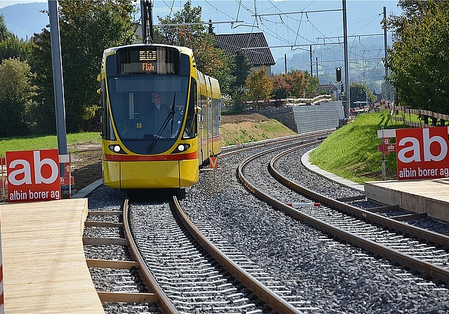 Doppelspur bis Flüh: Extra-Haltestelle «Hinteres Leimental». Fotos: Roland Bürki
