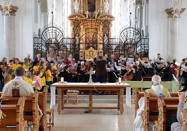 Klosterkirche Mariastein: Alle Beteiligten vereinigten sich zum Gesamtchor und sangen das «Te Deum laudamus» von Wolfgang Amadeus Mozart. Foto: Thomas Brunnschweiler