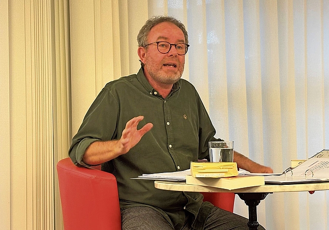 «Wiederholungstäter»: Der Krimi-Autor Marcel Huwyler in der Gemeindebibliothek Arlesheim. Foto: Caspar Reimer