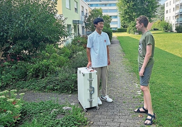 Koffer gepackt: Für Asahi Takehara (links) hiess es am Samstag, wieder Abschied von der Schweiz 
und seinem neuen Freund Nikolaj Elsässer zu nehmen. Foto: Caspar Reimer