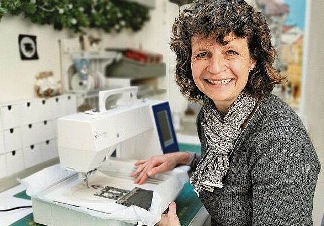 Begeisterte Näherin: Franziska Buri hat sich in Brislach ein neues Atelier eingerichtet. Foto: Melanie Brêchet