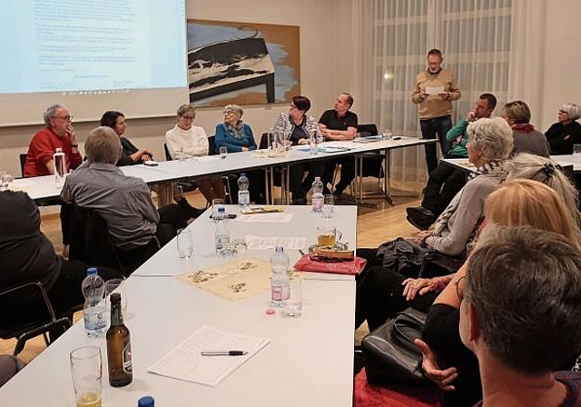 An der Mitgliederversammlung vom letzten Freitag: Yves Burgener (stehend) erläutert den Jahresbericht und die Jahresrechnung. Am Tisch an der Wand: der Vorstand. Foto: Thomas Brunnschweiler