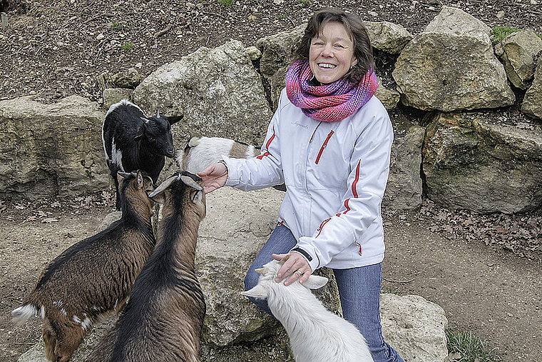 Abschied vom Tierpark: Von den Zwergziegen ist Therese Stalder besonders angetan.  Foto: Oliver Sterchi