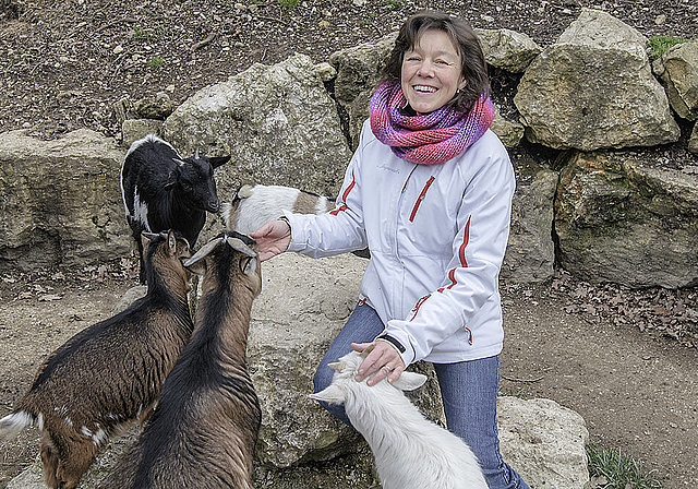 Abschied vom Tierpark: Von den Zwergziegen ist Therese Stalder besonders angetan.  Foto: Oliver Sterchi