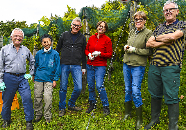 Packen an: Andres und Tshering Huber (1. und 2. v. l.)mit ihren Helferinnen und Helfern. Foto: Bea Asper