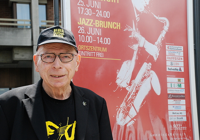 Unermüdlicher Einsatz für den Groove: Louis van der Haegen vor einem der Plakate für das Jazz Weekend Reinach.  Foto: Thomas Brunnschweiler